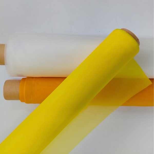 Rolos de tela de nylon para serigrafia nas cores branco e laranja com um rolo amarelo em destaque na diagonal, sobre fundo branco.