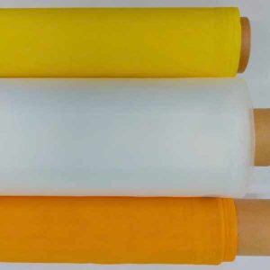Rolos de tela de nylon para serigrafia nas cores amarelo, branco e laranja, alinhados horizontalmente sobre fundo branco.