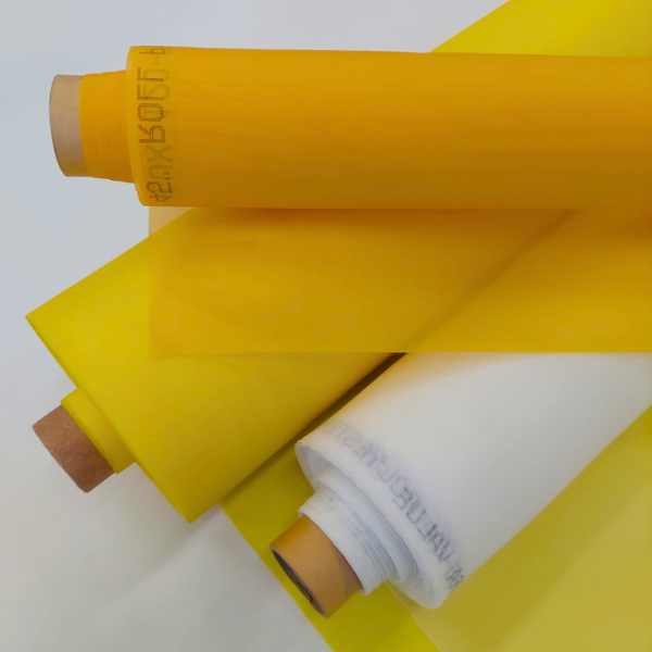 Composição com rolos de tela de poliéster para serigrafia em amarelo, laranja e branco sobrepostos em diagonal, destacando a textura fina do tecido.