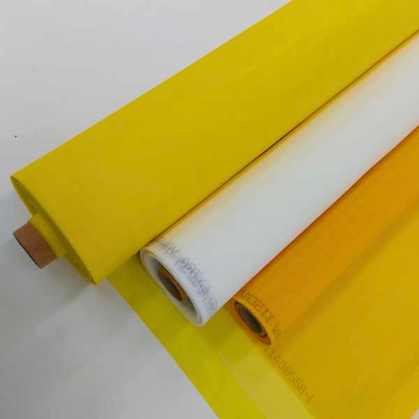 Três rolos de tela de poliéster para serigrafia nas cores amarelo, branco e laranja dispostos em diagonal sobre fundo branco.