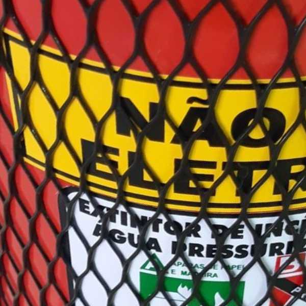 detalhe em foco da rede de polietileno tubular para proteção de extintores