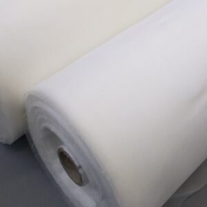 Rolo de tecido para filtro em poliéster multifilamento branco utilizado em processos de filtração industrial