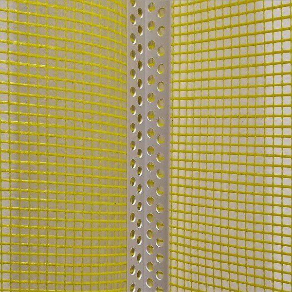 Aplicação da cantoneira PVC com tela de fibra de vidro na cor amarela