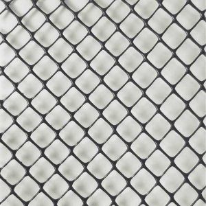 Close-up de tela antipássaro plástica preta com malha losangular sobre fundo claro