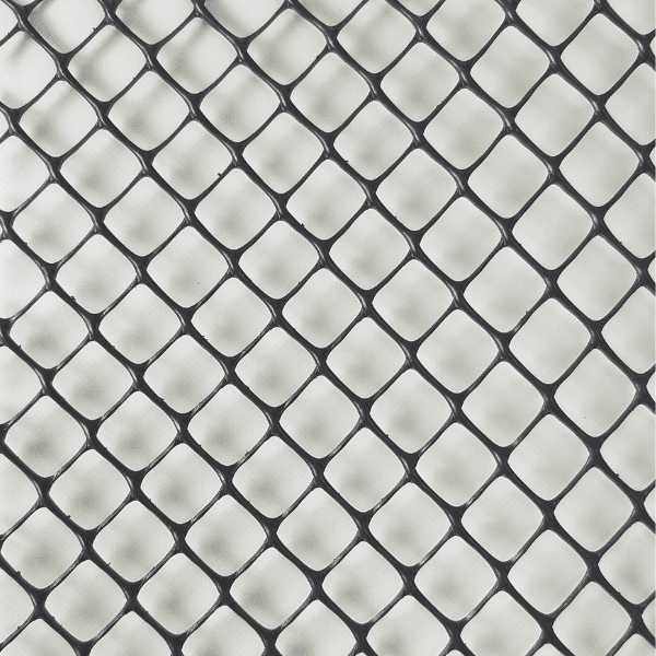 Close-up de tela antipássaro plástica preta com malha losangular sobre fundo claro