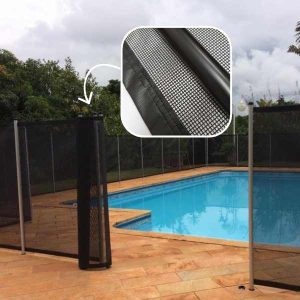 Cerca de proteção para piscina instalada em área externa residencial, com tela preta e postes metálicos, aumentando a segurança de crianças e pets.