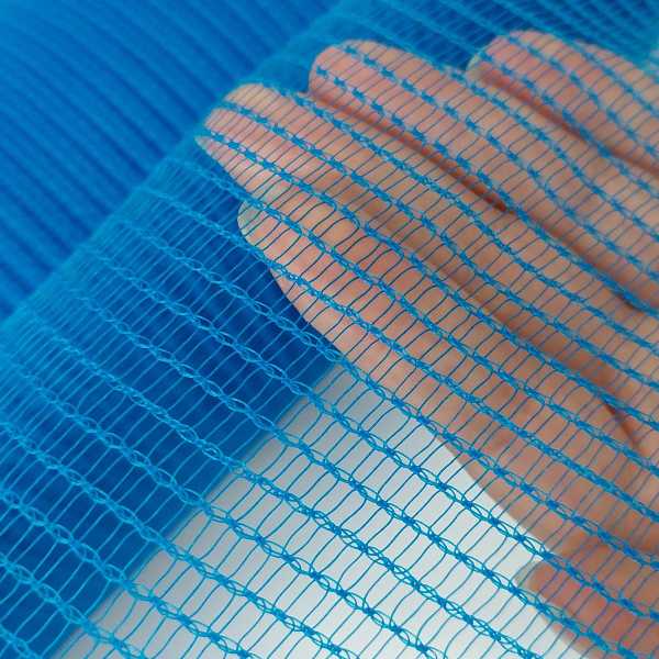 Detalhe da tela mosquiteiro reforçada na trama azul