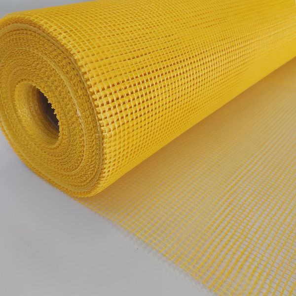 Detalhe do rolo de tela de fibra de vidro amarela para construção civil