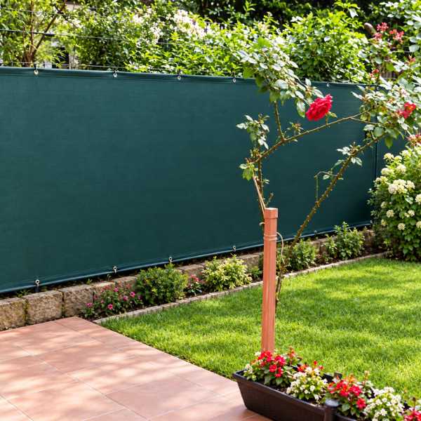 Tela de privacidade verde aplicada em uma cerca de jardim