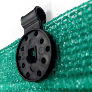 Detalhe da presilha para sombrite aplicada na tela de sombreamento verde