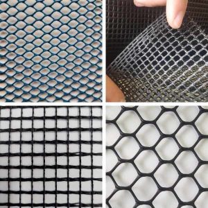 Montagem com quatro fotos em close de diferentes telas plásticas pretas, com malhas quadradas e hexagonais, incluindo uma sendo flexionada por uma mão para mostrar a resistência do material.