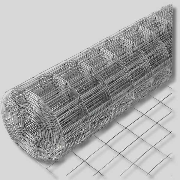 Rolo de tela soldada galvanizada com malha quadrada, disposto sobre superfície clara. A malha apresenta fios metálicos uniformes e galvanização brilhante, utilizada para estruturação de tanques elevados, cercamentos e reforços.
