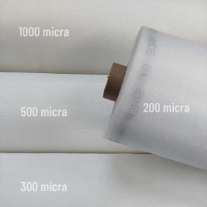 Rolos de telas de nylon micronadas alinhados com identificação das medidas de 1000, 500, 300 e 200 micra, evidenciando as diferentes granulometrias de filtração.