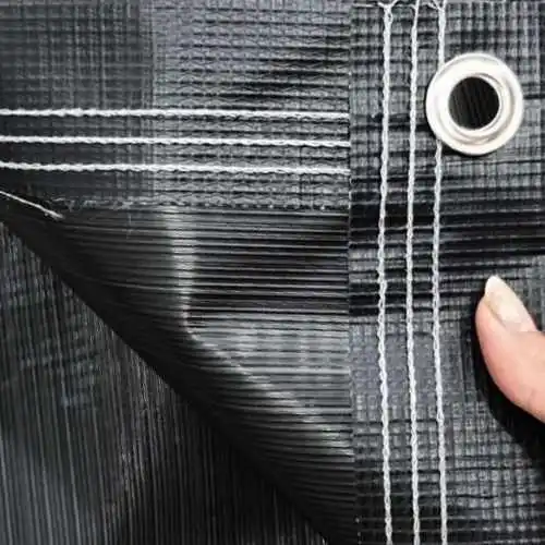 detalhe da costura e ilhós instalado na lona reforçada preta
