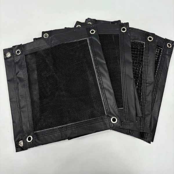 Conjunto de módulos planos do classificador de peixes, com tela plástica central e bordas em lona preta com ilhós metálicos alinhados para montagem.