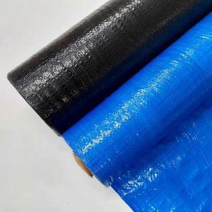 imagem mostrando dois rolos de Lona de polietileno impermeável azul e preta