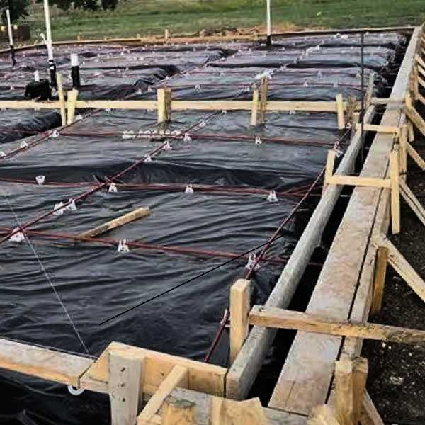 lona preta de plástico aplicada em uma obra