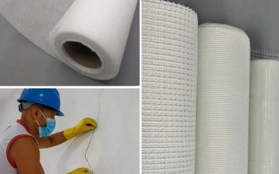 Montagem com três imagens mostrando o uso e os tipos de tela de fibra de vidro. No canto superior esquerdo, um rolo branco de tela estruturante. À direita, três rolos de tela de fibra de vidro com diferentes tramas. Na parte inferior, um trabalhador com capacete azul, máscara e luvas amarelas aplica a tela sobre uma fissura em parede branca, demonstrando o uso do material na construção civil.