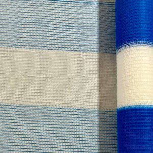 detalhe do rolo de tela tapume azul e branca linha premium