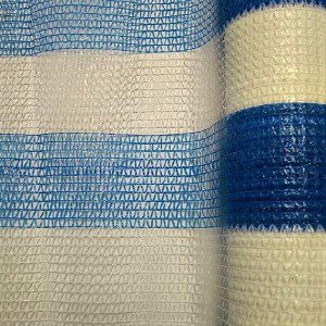 detalhe do rolo de tela tapume azul e branca