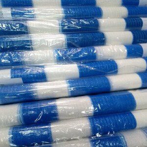 pilha de rolos de tela tapume azul e branca