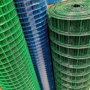 rolo de tela galvanizada revestida com PVC nas cores verde e azul